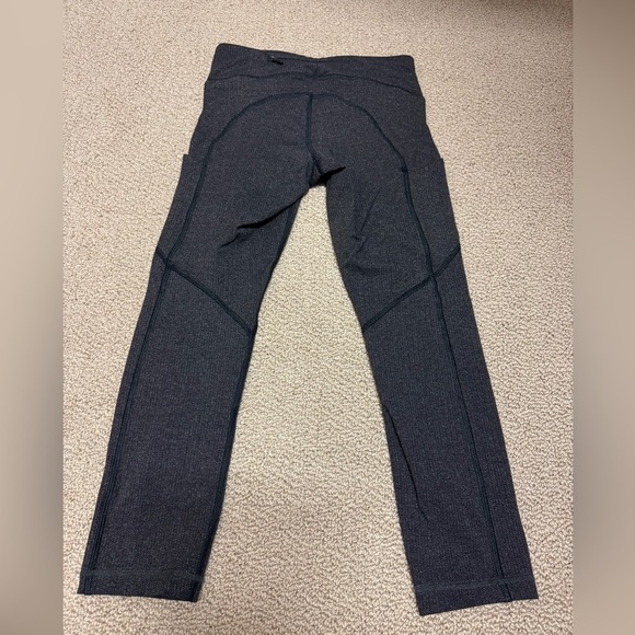 LULULEMON EUC SIZE 4 BLACK/GREY CHEVRON LEGGINGS - Picture 3 of 4